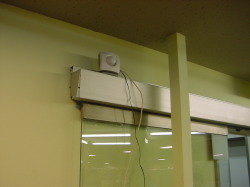 店舗入り口のネットワークカメラ