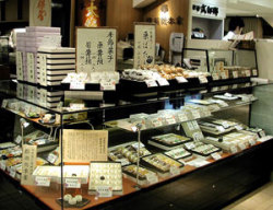 貞和五年(1349年)創業。日本で初めて餡入り饅頭を作った和菓子の老舗