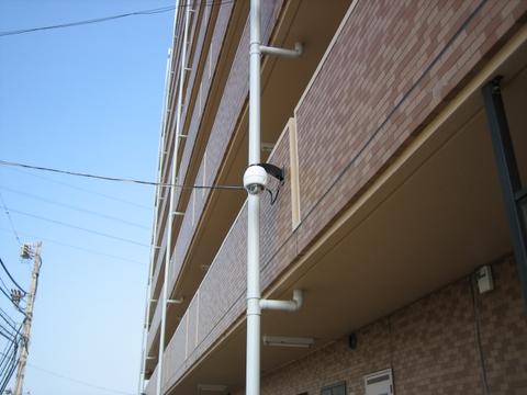 ポール上にネットワークカメラを設置